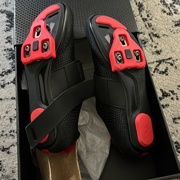 Peloton cycling shoes - Picture 4 of 5